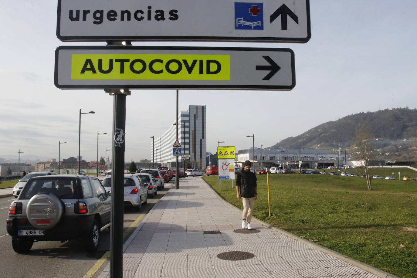 Fotos: Largas colas para hacerse una PCR en el HUCA