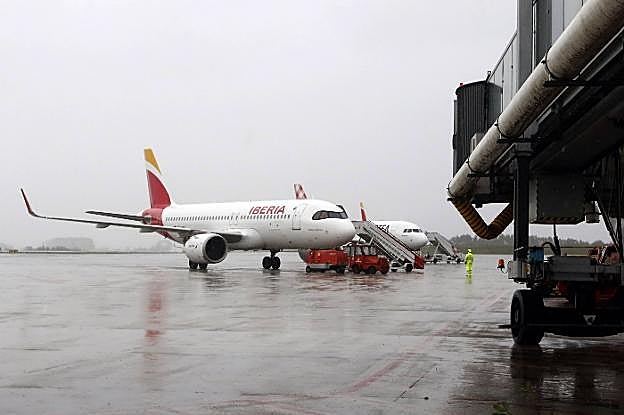La falta de rutas internacionales sube a 1.000 euros volar a Asturias en Navidad