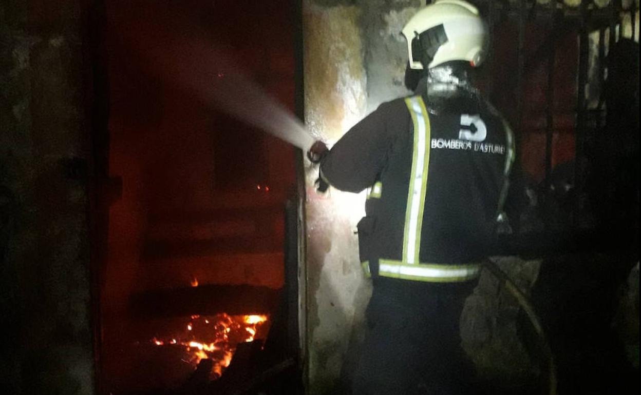 Un bombero, en las labores de extinción 