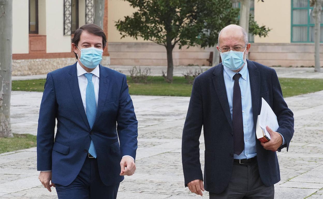A la izquierda, el presidente de la Junta de Castilla y León, Alfonso Fernández Mañueco, y a la derecha, el hasta ahora vicepresidente, Francisco Igea 
