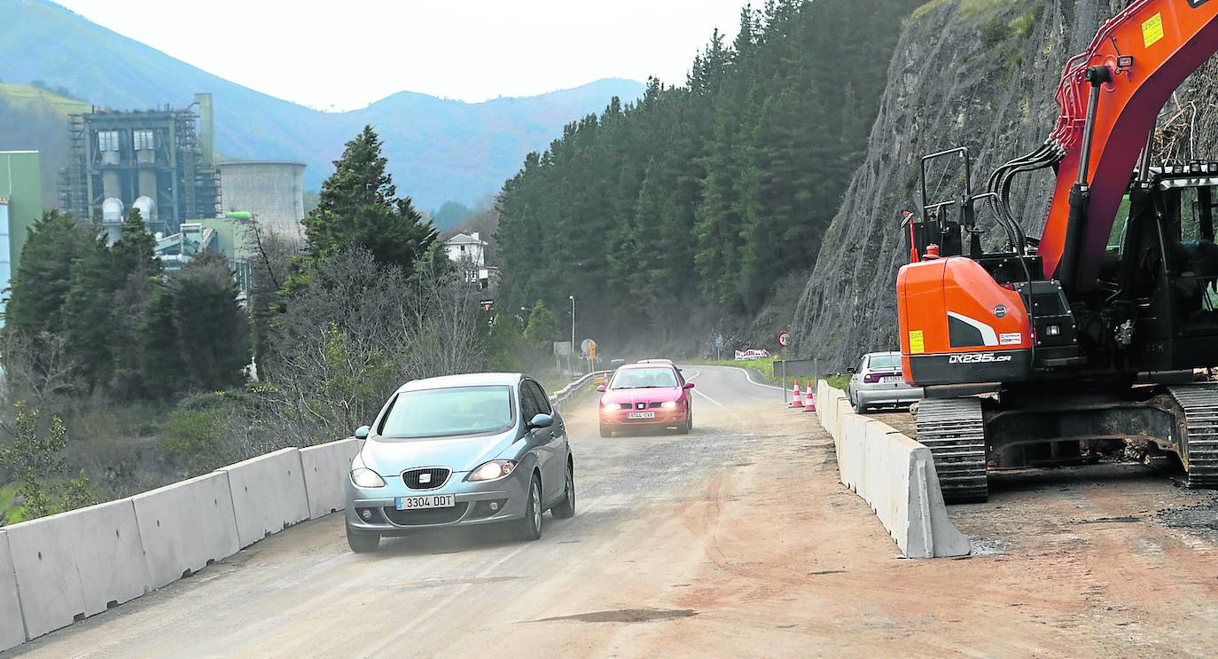 El carril fue reabierto al tráfico ayer por la mañana en la zona del desprendimiento de Tineo, a unos 500 metros de Soto de la Barca. pablo nosti