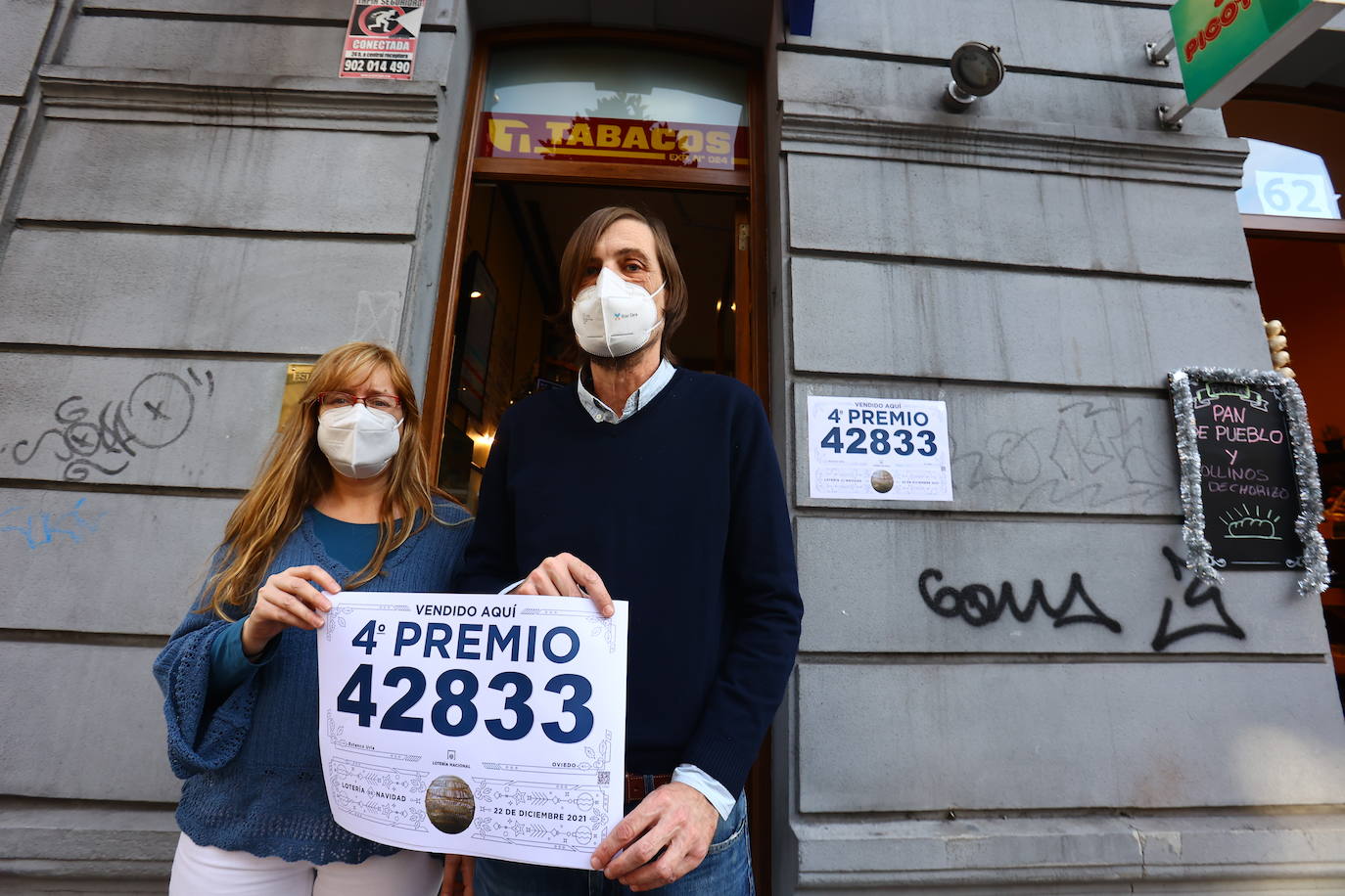 El 42833, primer cuarto premio (20.000 euros al décimo) ha tocado en El Espinar, Comillas, Sevilla, Elche, Benidorm, Manises, Llanes, Santander, Bilbao, Llodio, El Campello, Aguadulce, Candas, Oviedo, Gijón y Ávila.