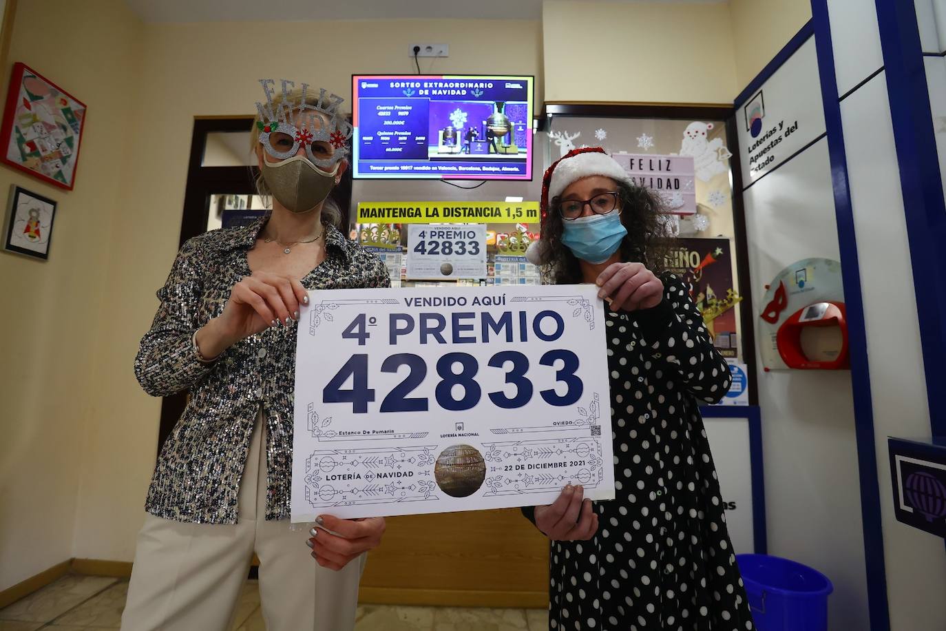 El 42833, primer cuarto premio (20.000 euros al décimo) ha tocado en El Espinar, Comillas, Sevilla, Elche, Benidorm, Manises, Llanes, Santander, Bilbao, Llodio, El Campello, Aguadulce, Candas, Oviedo, Gijón y Ávila.