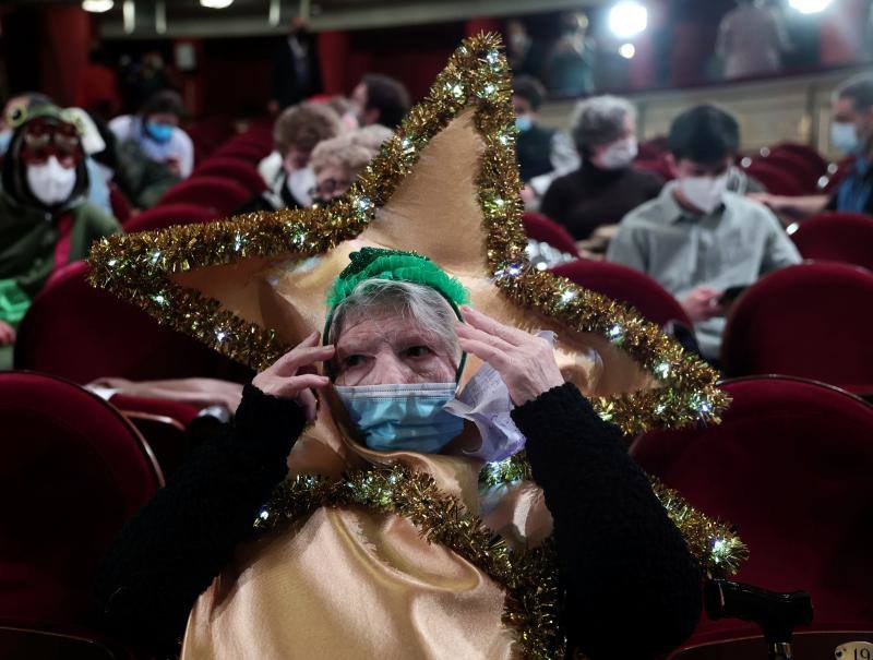 El sorteo de 2021 se celebra con aforo reducido de público. Estos son algunos de los mejores disfraces que se han podido ver en el salón de la Lotería de Navidad.