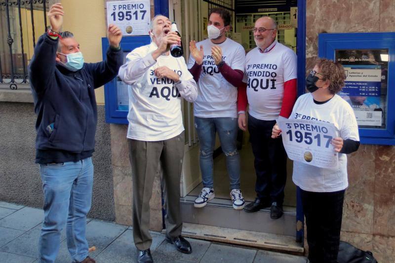 El número 19.517 ha sido agraciado con el tercer premio (50.000 euros al décimo) ha tocado en Valencia, Calella (Barcelona), Granollers (Barcelona), Almería y Badajoz.