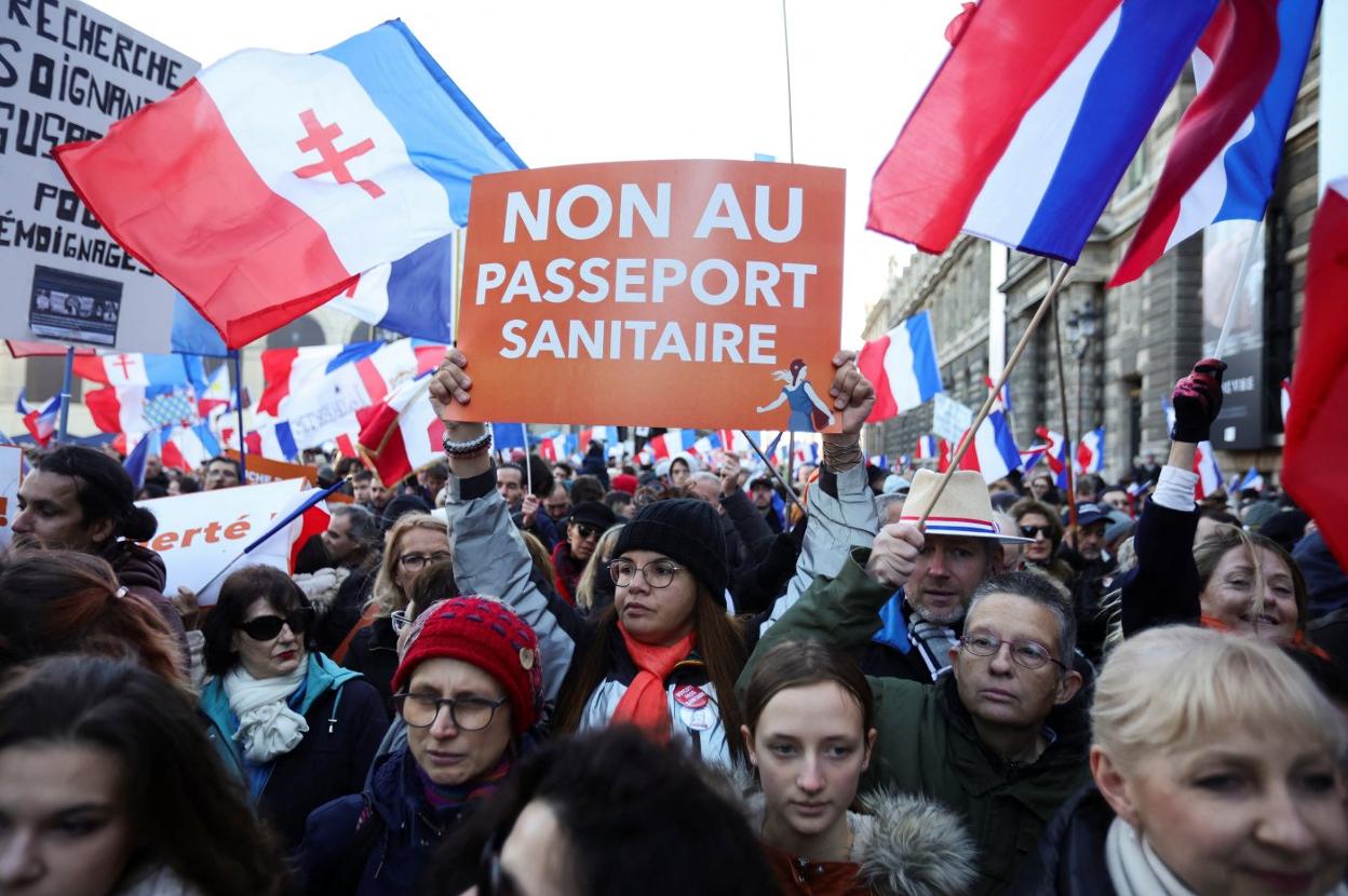 Miles de personas se manifestaron el pasado sábado en París en protesta por la imposición del pasaporte covid. 