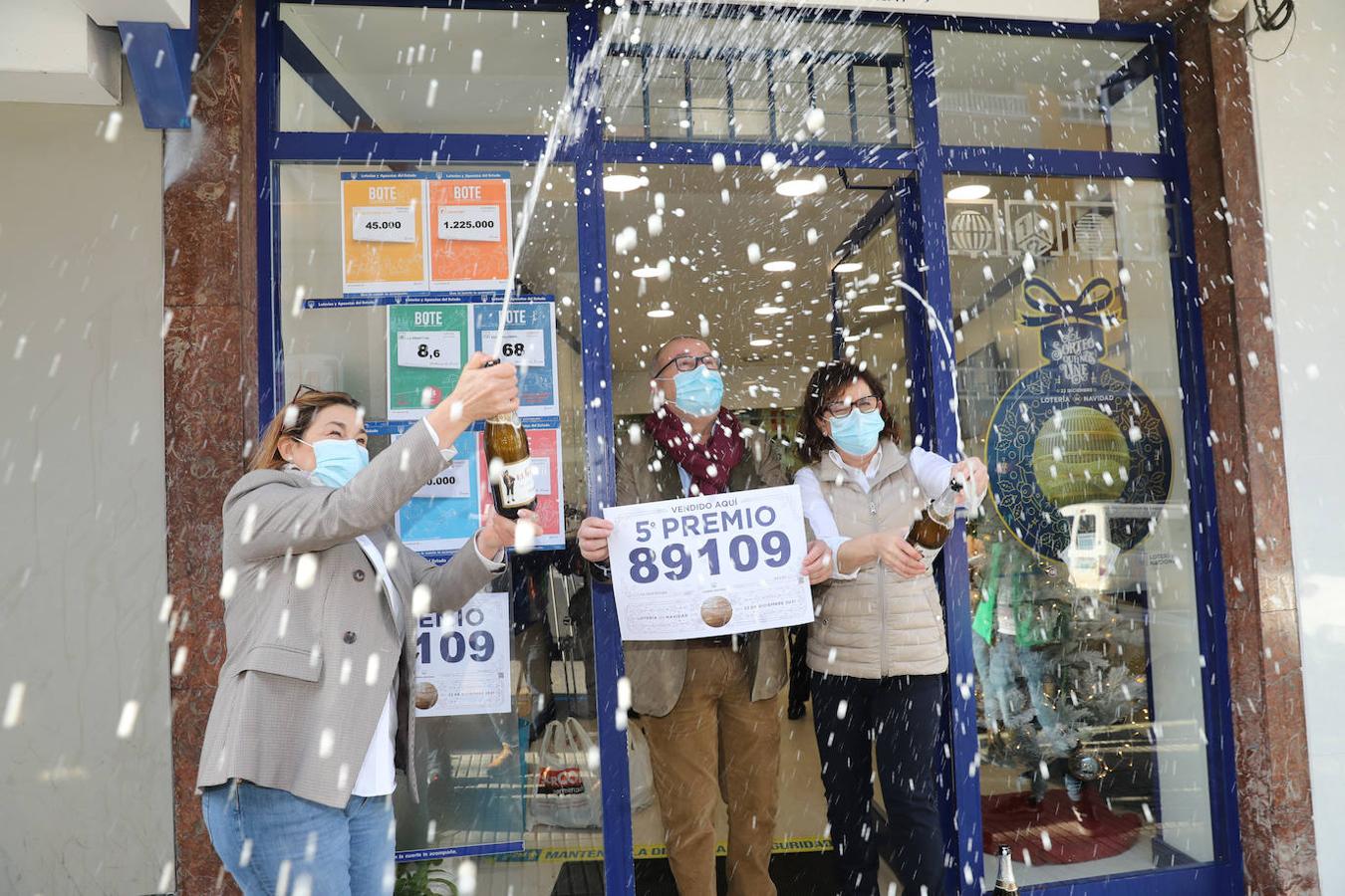 En la calle Valentín Masip, Oviedo, en la Administración Número 8, se repartieron 10 décimos del cuarto premio 42833.