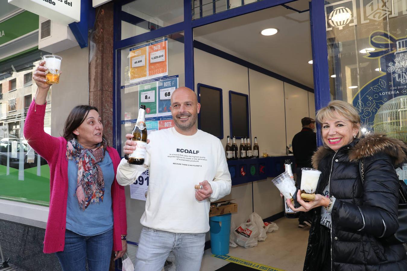 En la calle Valentín Masip, Oviedo, en la Administración Número 8, se repartieron 10 décimos del cuarto premio 42833.