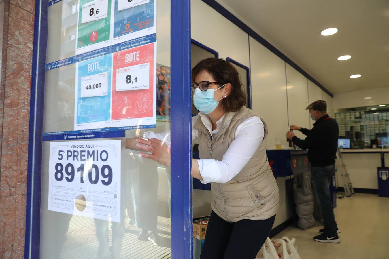 En la calle Valentín Masip, Oviedo, en la Administración Número 8, se repartieron 10 décimos del cuarto premio 42833.