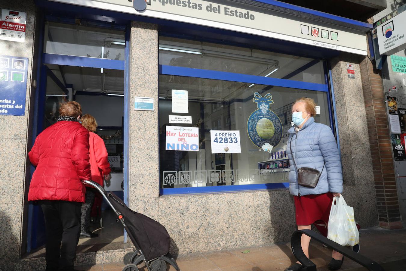 En la calle Valentín Masip, Oviedo, en la Administración Número 8, se repartieron 10 décimos del cuarto premio 42833.