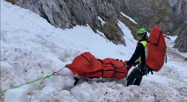 Los agentes del Greim realizaron el rescate del cadáver en un nevero de los Picos