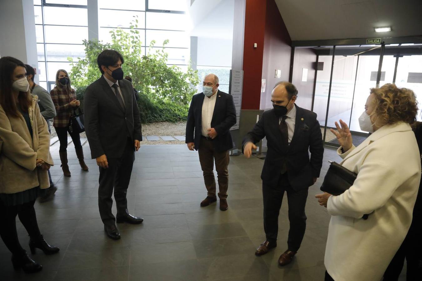 El consejero de Ciencia, Innovación y Universidad, Borja Sánchez, visitó este miércoles el nuevo Instituto Mixto de Investigación en Biodiversidad, el IMIB, una unidad mixta en el campus de Mieres.