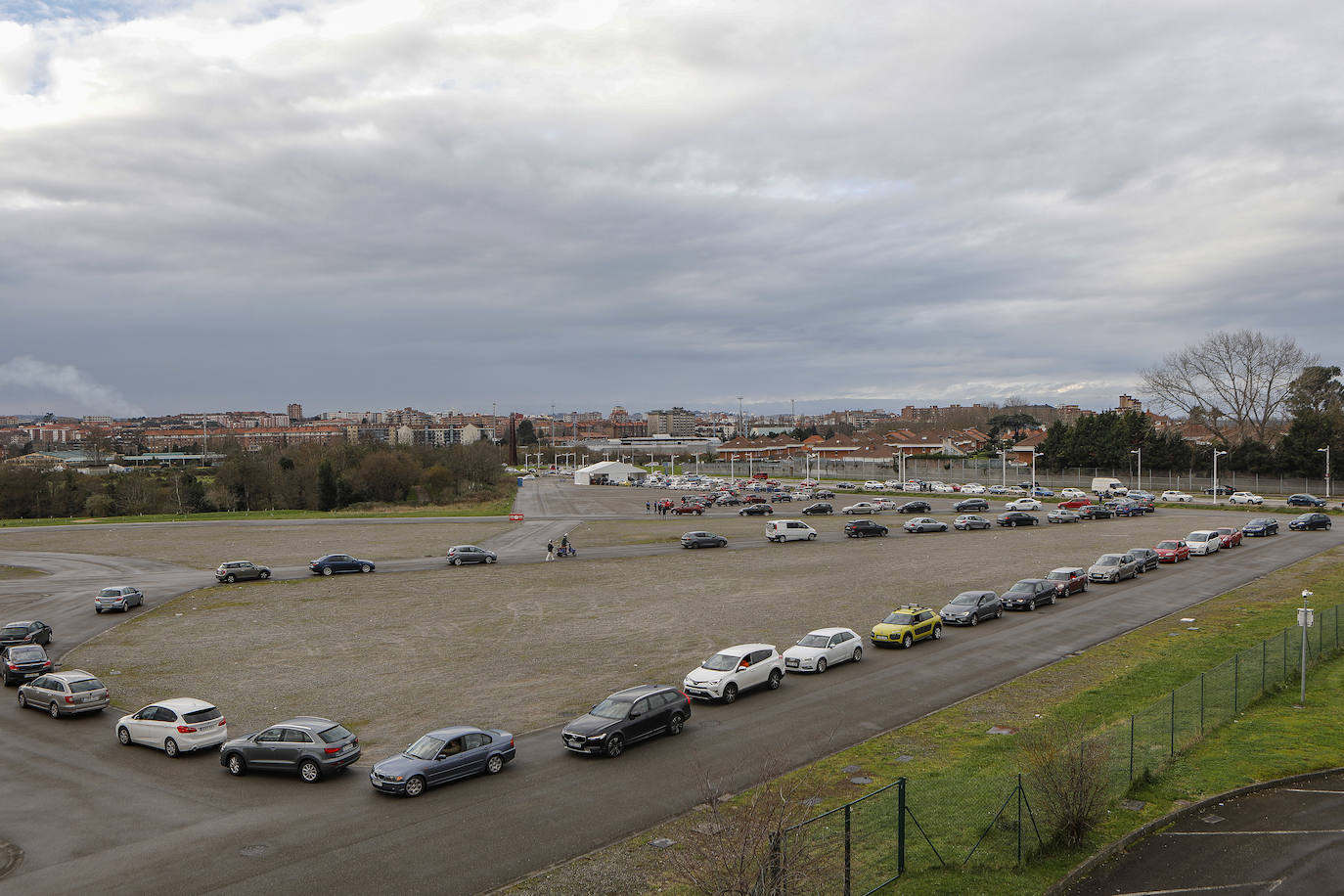 La actividad está siendo intensa en los autocovid de Gijón. Este mismo jueves, agentes de la Policía Local han tenido que acudir al instalado en la Marina Civil para formar una suerte de circuito y ordenar el tráfico. 