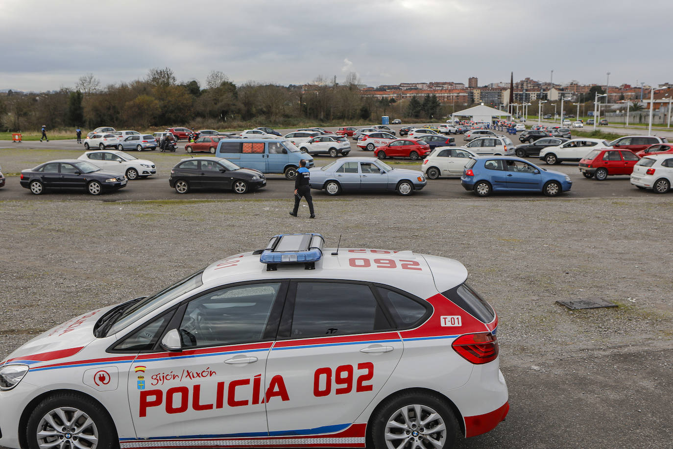 La actividad está siendo intensa en los autocovid de Gijón. Este mismo jueves, agentes de la Policía Local han tenido que acudir al instalado en la Marina Civil para formar una suerte de circuito y ordenar el tráfico. 