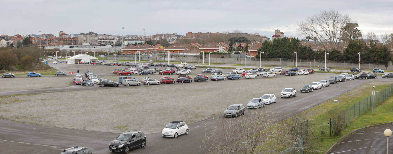 La actividad está siendo intensa en los autocovid de Gijón. Este mismo jueves, agentes de la Policía Local han tenido que acudir al instalado en la Marina Civil para formar una suerte de circuito y ordenar el tráfico. 