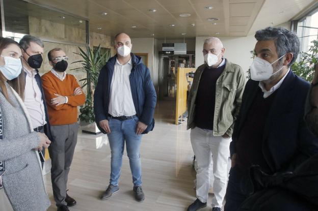 Gemma Álvarez, José Ramón Feito, José Víctor Rodríguez, Óscar Ancares, José Antonio Mesa y Alejandro Calvo, durante la reunión en Oviedo. 