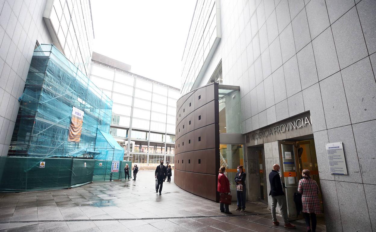 Se enfrenta a un año de prisión por llevar a su perra al veterinario a patadas