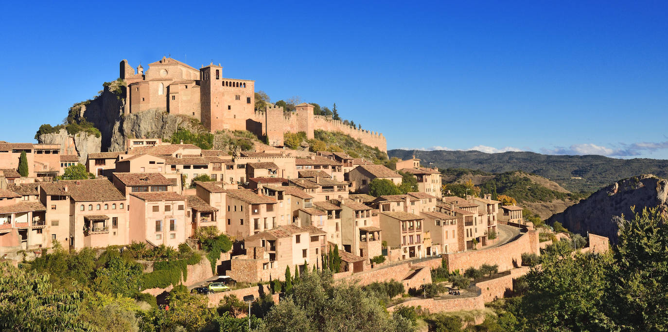 Septiembre: Castillo de Alquézar (Huesca) | De la fortaleza románica original quedan en dos de los lienzos de la torre cuadrangular, una iglesia de planta cuadrada y la torre albarrana. Se trata de un conjunto religioso-militar que surgió como fortaleza musulmana en la época del caudillo Jalaf-Ibn-Asad. 