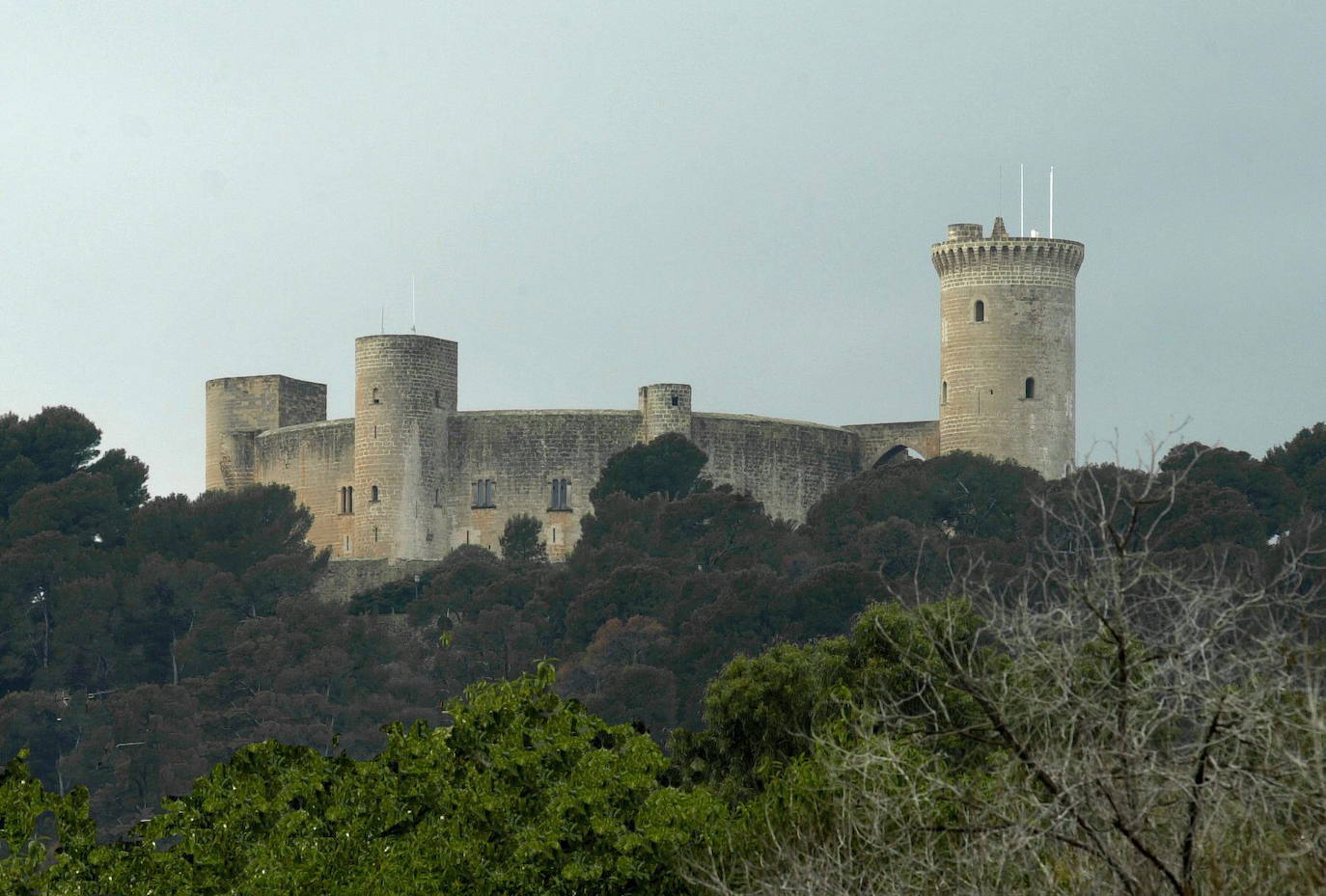 Marzo: Castillo de Bellver (Palma de Mallorca) | Fue construido a principios del s.XIV por orden del rey Jaime II de Mallorca. Es una fortificación de estilo gótico y se encuentra en un monte de 112 metros sobre el nivel del mar, una zona boscosa desde donde se contempla perfectamente la ciudad y el puerto. Hace honor a su nombre en catalán por las bellas vistas que tenían los habitantes del castillo. Una de sus peculiaridades es que es uno de los pocos castillos europeos de planta circular y es el más antiguo de todos ellos. 