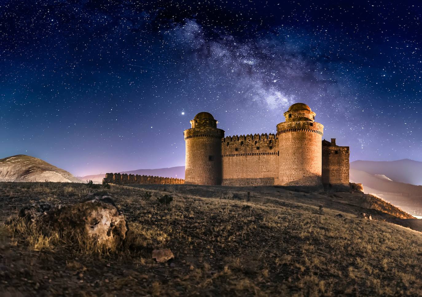 Enero: Castillo de la Calahorra (Granada) | Se trata de un castillo-palacio cargado de historia del propio Marqués responsable de su construcción tras secuestrar a una joven de la que se supone que se había enamorado perdidamente. Este era el símbolo del poder del Señorío de la familia Mendoza, situado sobre una colina y construido entre los años 1509 y 1512, sobre las ruinas de una fortaleza árabe como prueba de superioridad y de conquista del imperio Nazarí. 