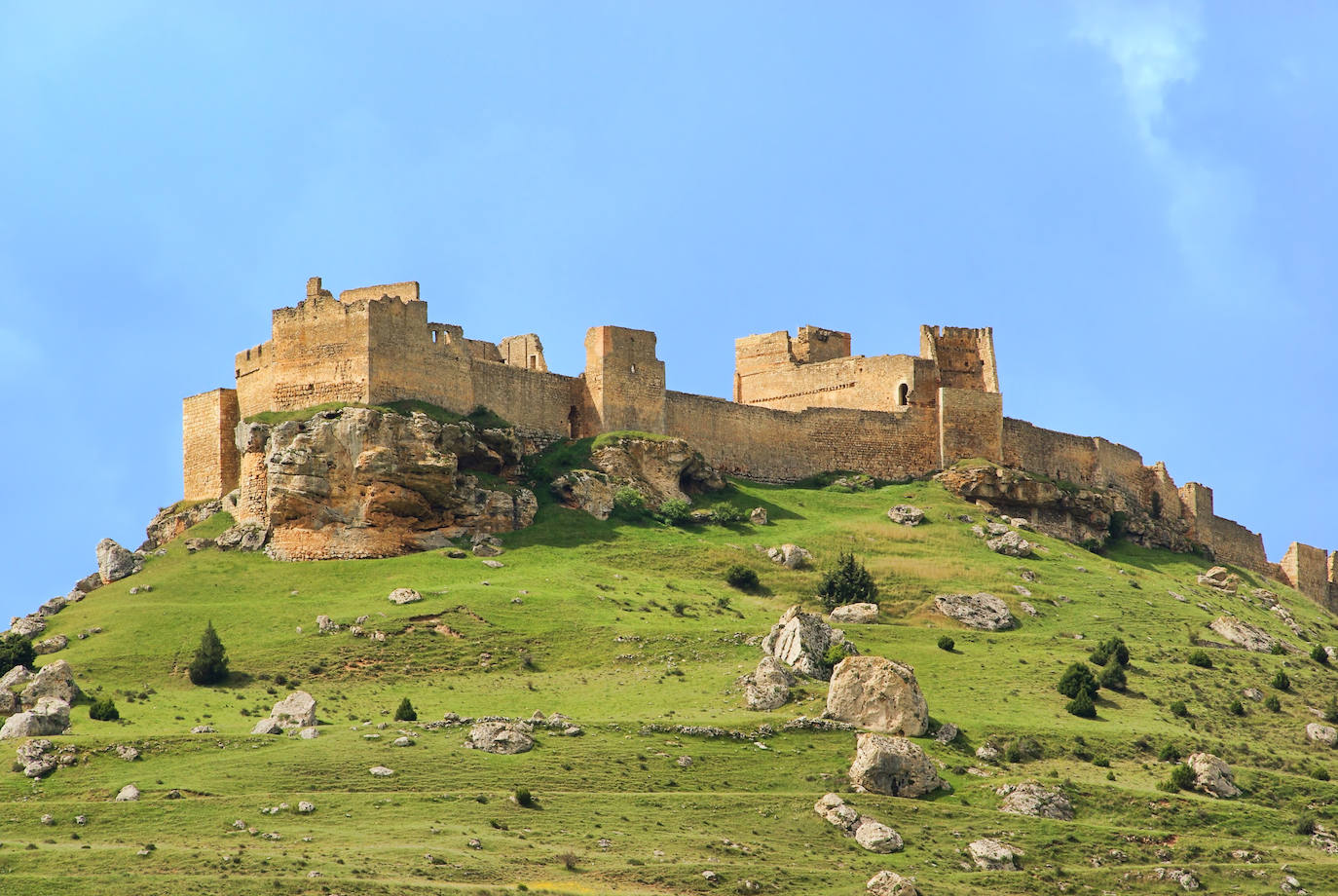 Abril: Castillo de Gormaz (Soria) | Es el paisaje histórico-medieval más relevante de Castilla, es una fortaleza calificada por los historiadores como la mayor construcción defensiva de la Baja Edad Media en Europa. Por su ubicación, en lo alto de un cerro, la fortaleza primitiva perteneció al Califato y después formó parte de los castillos y edificaciones más imponentes de Castilla. La fortaleza fue levantada en la segunda mitad del s.X sobre los restos de un castillo anterior cuando Medinaceli era frontera entre Al Andalus y Castilla. 