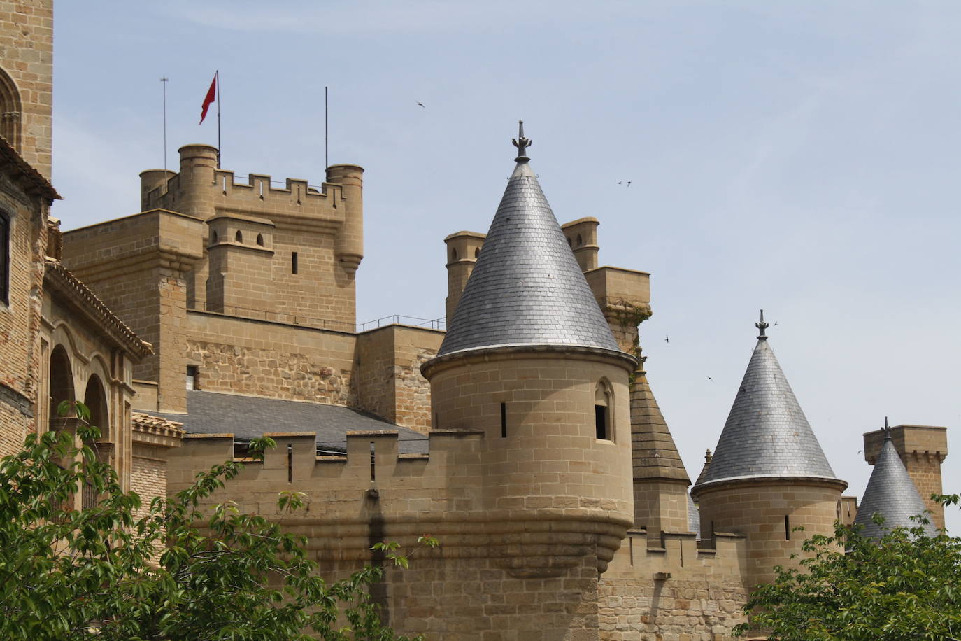 Octubre: Castillo de Olite, el Palacio Real (Navarra) | Fue declarado Monumento Nacional en 1925. Se trata de un conjunto irregular de torres, galerías, patios que le hacen peculiar y lo convierten en uno de esos palacios que bien merecen una visita, uno de los palacios europeos que llaman la atención. Es el emblema más representativo del viejo Reino de Navarra y quizás uno de los más majestuosos que podemos recorrer. 
