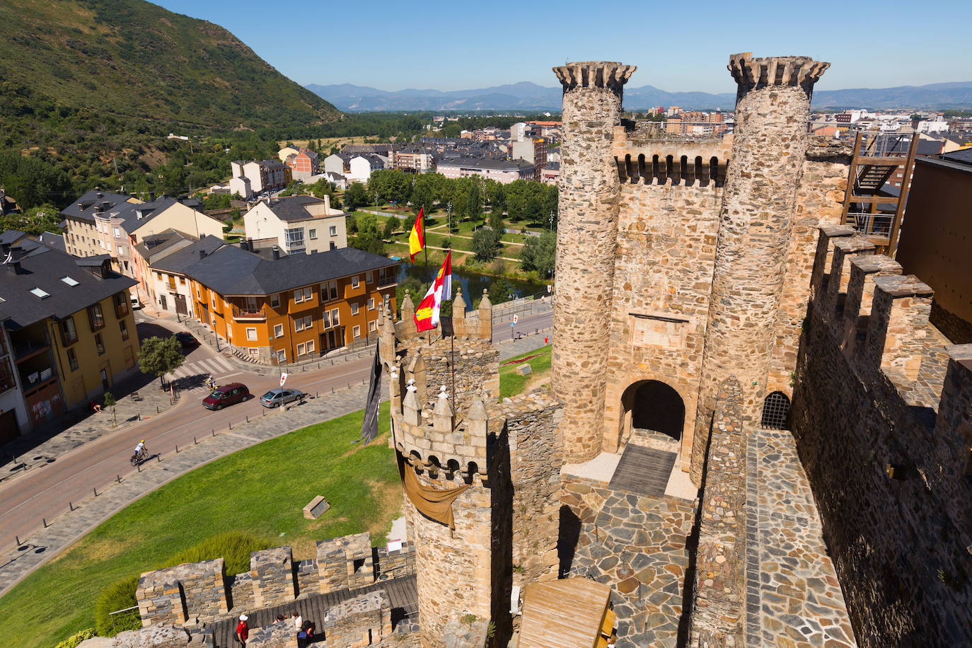 Mayo: Castillo de los Templarios (Ponferrada) | Como su propio nombre hace intuir, la construcción actual proviene de las ampliaciones y mejoras que llevan a cabo los miembros de la Orden del Temple a la pequeña fortaleza que se encuentran cuando Ponferrada pasa a depender de ellos en el s.XII. El castillo actual presenta una larga serie de ampliaciones y mejoras como defensa del Camino de Santiago. En 1924 es declarado Monumento Nacional Histórico Artístico. 