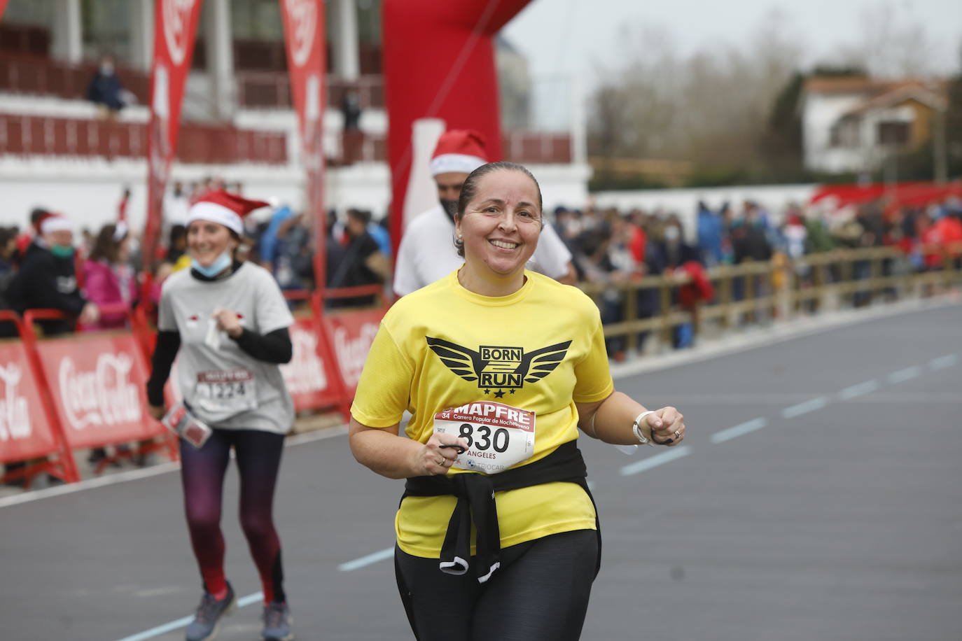 2.500 personas se han dado cita este 24 de diciembre en Gijón para participar en la Carrera Popular de Nochebuena. Beatriz Álvarez (Valencia Atletismo) y Moha Bakkali (Real Sociedad) se hicieron con el triunfo en la prueba absoluta. 