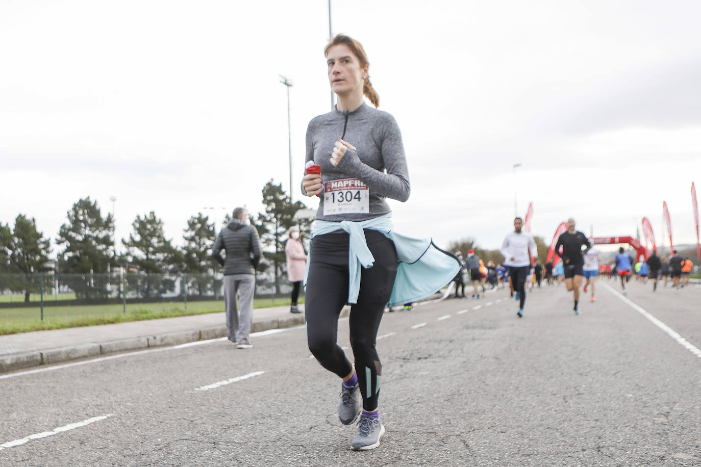 2.500 personas se han dado cita este 24 de diciembre en Gijón para participar en la Carrera Popular de Nochebuena. Beatriz Álvarez (Valencia Atletismo) y Moha Bakkali (Real Sociedad) se hicieron con el triunfo en la prueba absoluta. 