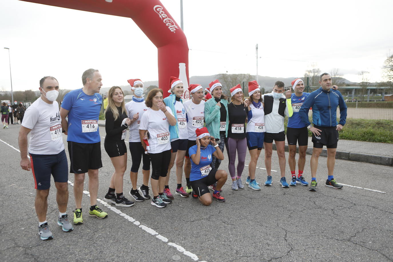 2.500 personas se han dado cita este 24 de diciembre en Gijón para participar en la Carrera Popular de Nochebuena. Beatriz Álvarez (Valencia Atletismo) y Moha Bakkali (Real Sociedad) se hicieron con el triunfo en la prueba absoluta. 