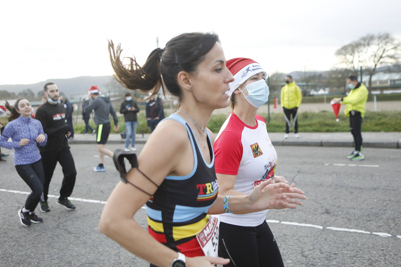 2.500 personas se han dado cita este 24 de diciembre en Gijón para participar en la Carrera Popular de Nochebuena. Beatriz Álvarez (Valencia Atletismo) y Moha Bakkali (Real Sociedad) se hicieron con el triunfo en la prueba absoluta. 