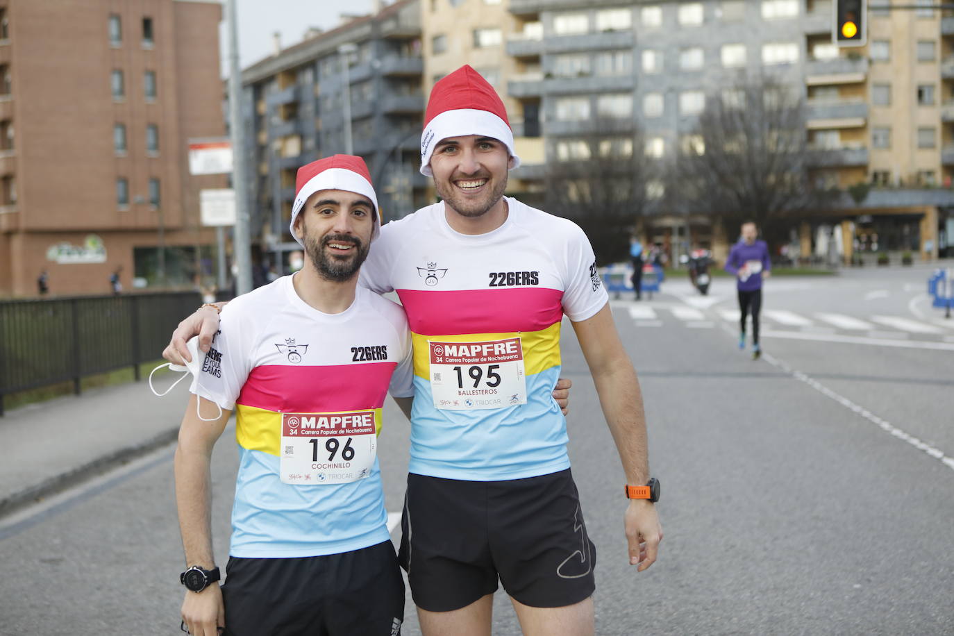 2.500 personas se han dado cita este 24 de diciembre en Gijón para participar en la Carrera Popular de Nochebuena. Beatriz Álvarez (Valencia Atletismo) y Moha Bakkali (Real Sociedad) se hicieron con el triunfo en la prueba absoluta. 