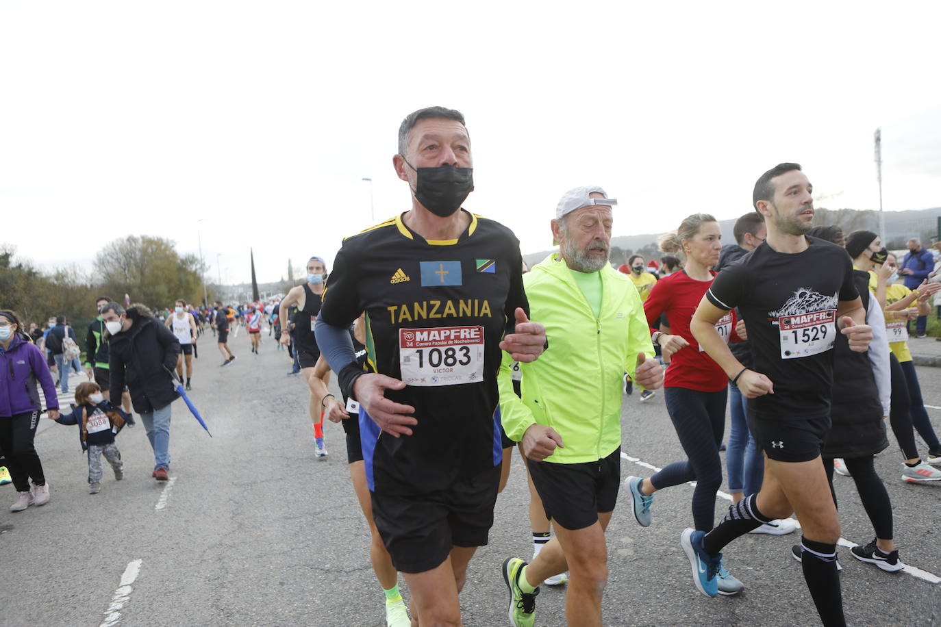 2.500 personas se han dado cita este 24 de diciembre en Gijón para participar en la Carrera Popular de Nochebuena. Beatriz Álvarez (Valencia Atletismo) y Moha Bakkali (Real Sociedad) se hicieron con el triunfo en la prueba absoluta. 