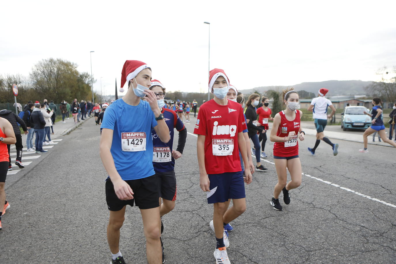 2.500 personas se han dado cita este 24 de diciembre en Gijón para participar en la Carrera Popular de Nochebuena. Beatriz Álvarez (Valencia Atletismo) y Moha Bakkali (Real Sociedad) se hicieron con el triunfo en la prueba absoluta. 