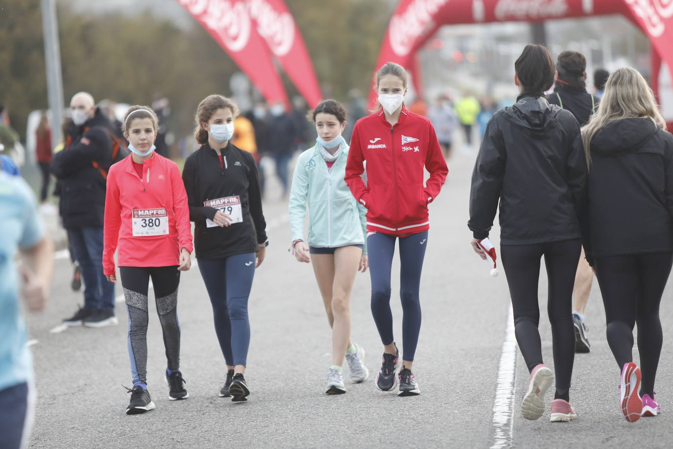 2.500 personas se han dado cita este 24 de diciembre en Gijón para participar en la Carrera Popular de Nochebuena. Beatriz Álvarez (Valencia Atletismo) y Moha Bakkali (Real Sociedad) se hicieron con el triunfo en la prueba absoluta. 