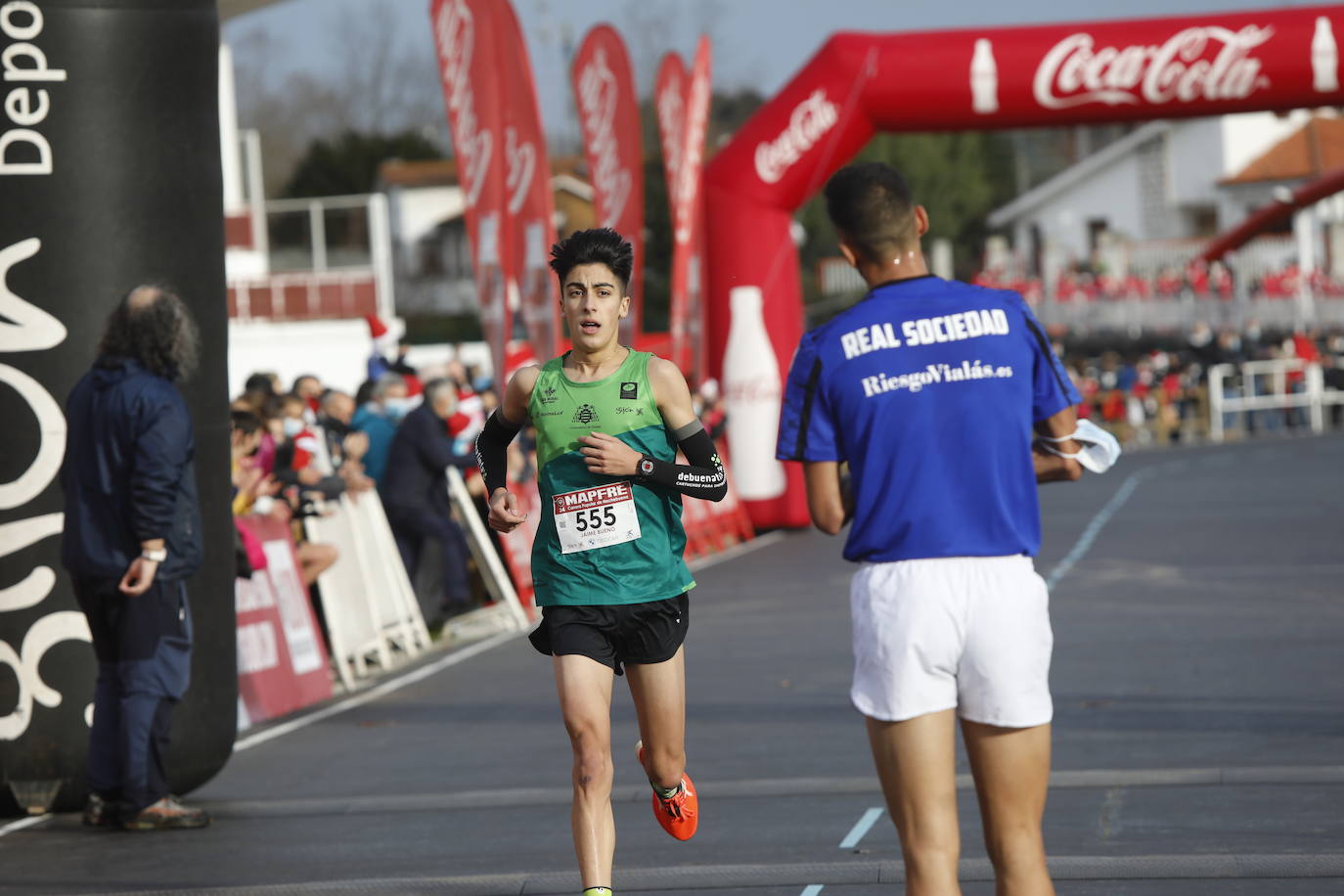 2.500 personas se han dado cita este 24 de diciembre en Gijón para participar en la Carrera Popular de Nochebuena. Beatriz Álvarez (Valencia Atletismo) y Moha Bakkali (Real Sociedad) se hicieron con el triunfo en la prueba absoluta. 