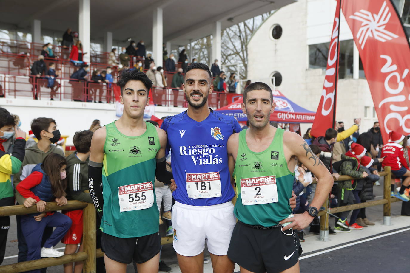 2.500 personas se han dado cita este 24 de diciembre en Gijón para participar en la Carrera Popular de Nochebuena. Beatriz Álvarez (Valencia Atletismo) y Moha Bakkali (Real Sociedad) se hicieron con el triunfo en la prueba absoluta. 