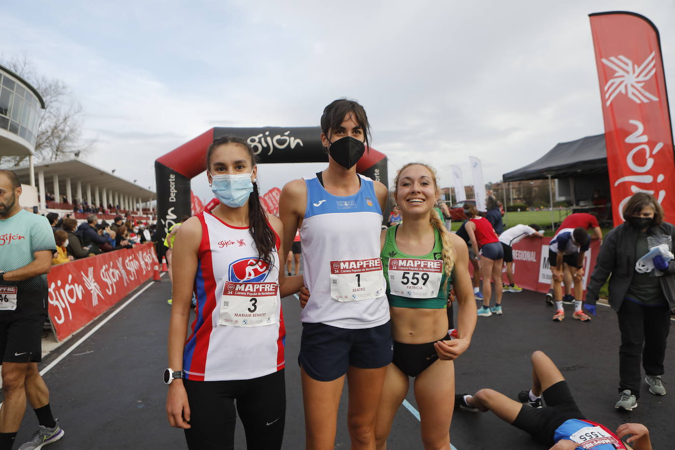 2.500 personas se han dado cita este 24 de diciembre en Gijón para participar en la Carrera Popular de Nochebuena. Beatriz Álvarez (Valencia Atletismo) y Moha Bakkali (Real Sociedad) se hicieron con el triunfo en la prueba absoluta. 