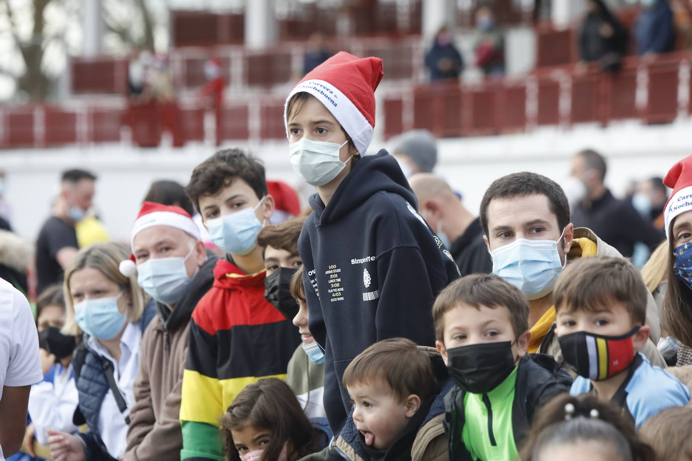 2.500 personas se han dado cita este 24 de diciembre en Gijón para participar en la Carrera Popular de Nochebuena. Beatriz Álvarez (Valencia Atletismo) y Moha Bakkali (Real Sociedad) se hicieron con el triunfo en la prueba absoluta. 