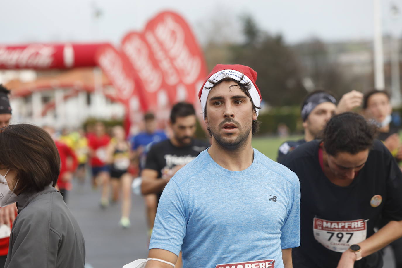 2.500 personas se han dado cita este 24 de diciembre en Gijón para participar en la Carrera Popular de Nochebuena. Beatriz Álvarez (Valencia Atletismo) y Moha Bakkali (Real Sociedad) se hicieron con el triunfo en la prueba absoluta. 