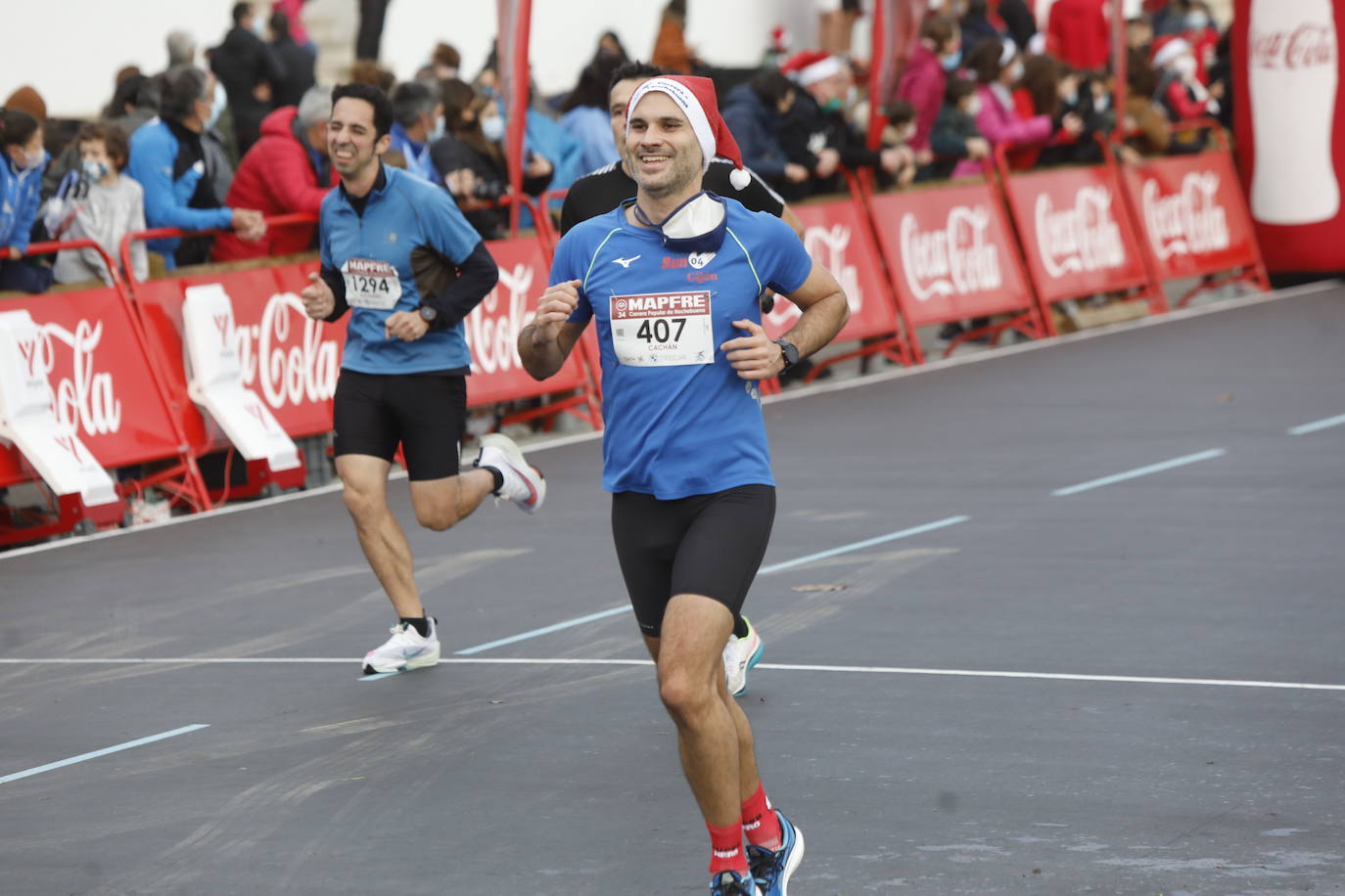 2.500 personas se han dado cita este 24 de diciembre en Gijón para participar en la Carrera Popular de Nochebuena. Beatriz Álvarez (Valencia Atletismo) y Moha Bakkali (Real Sociedad) se hicieron con el triunfo en la prueba absoluta. 