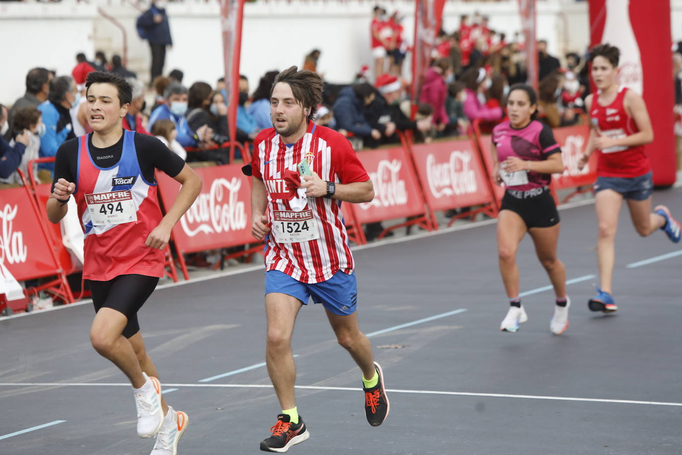 2.500 personas se han dado cita este 24 de diciembre en Gijón para participar en la Carrera Popular de Nochebuena. Beatriz Álvarez (Valencia Atletismo) y Moha Bakkali (Real Sociedad) se hicieron con el triunfo en la prueba absoluta. 