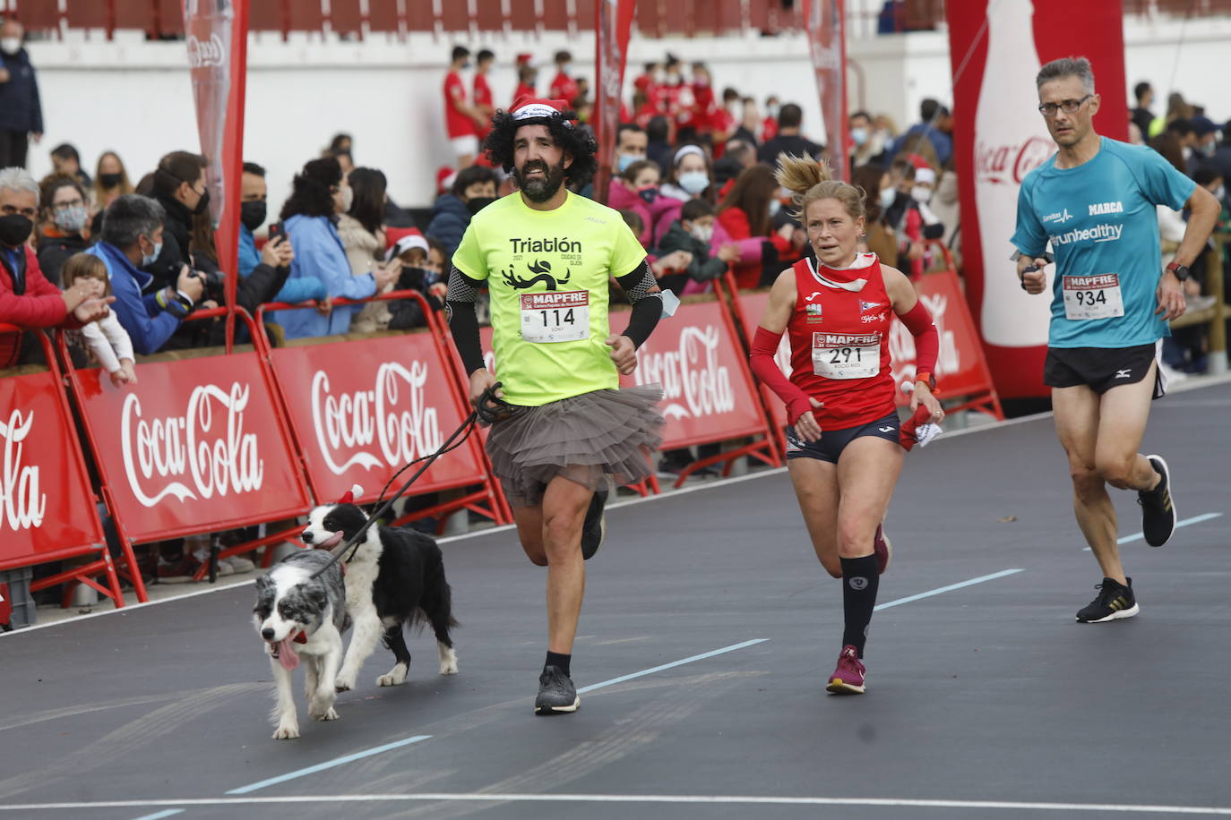 2.500 personas se han dado cita este 24 de diciembre en Gijón para participar en la Carrera Popular de Nochebuena. Beatriz Álvarez (Valencia Atletismo) y Moha Bakkali (Real Sociedad) se hicieron con el triunfo en la prueba absoluta. 