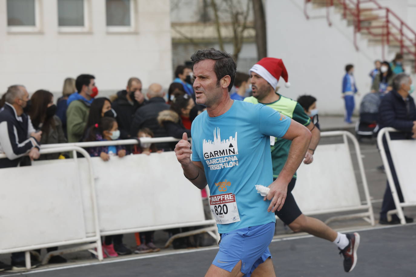 2.500 personas se han dado cita este 24 de diciembre en Gijón para participar en la Carrera Popular de Nochebuena. Beatriz Álvarez (Valencia Atletismo) y Moha Bakkali (Real Sociedad) se hicieron con el triunfo en la prueba absoluta. 