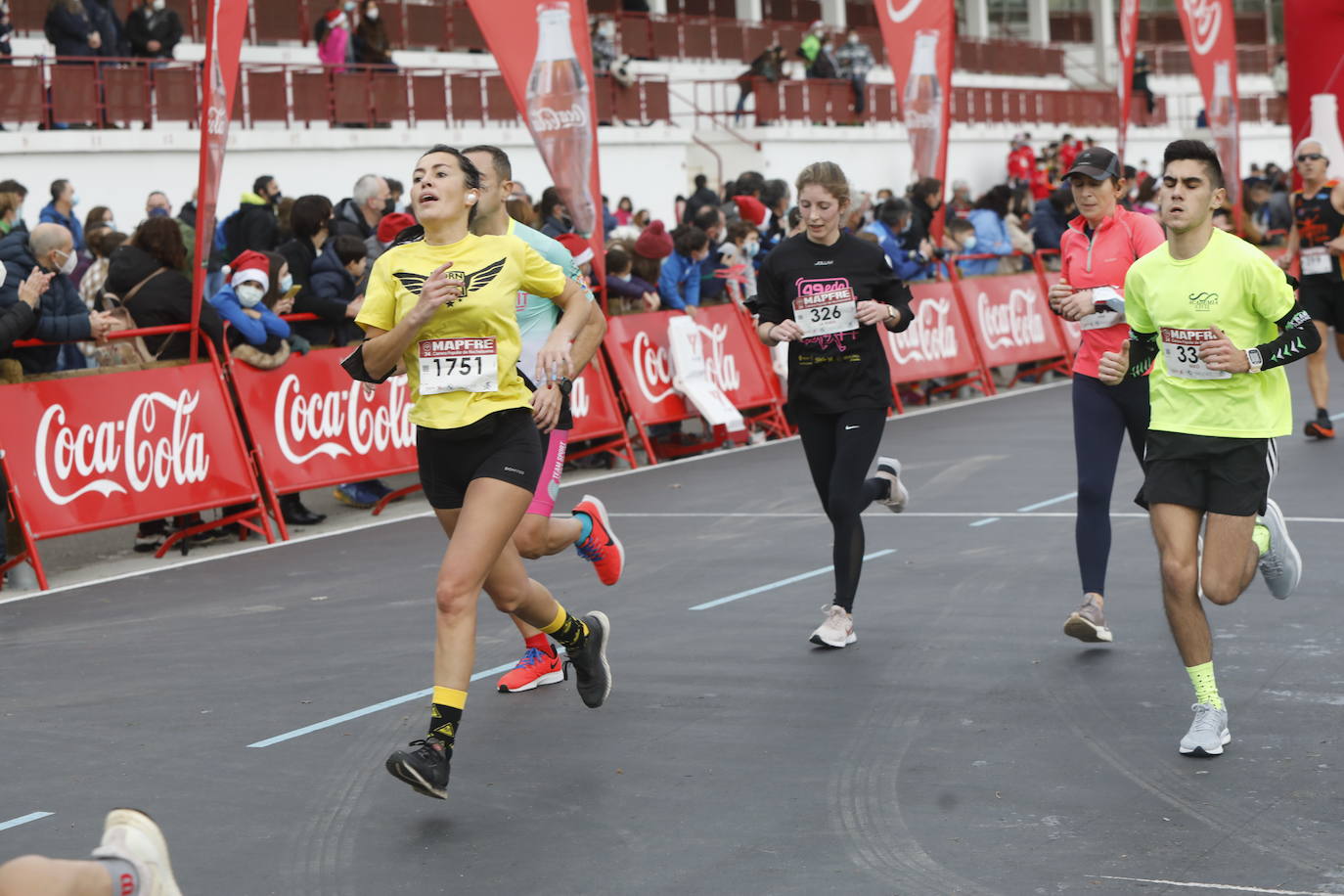 2.500 personas se han dado cita este 24 de diciembre en Gijón para participar en la Carrera Popular de Nochebuena. Beatriz Álvarez (Valencia Atletismo) y Moha Bakkali (Real Sociedad) se hicieron con el triunfo en la prueba absoluta. 