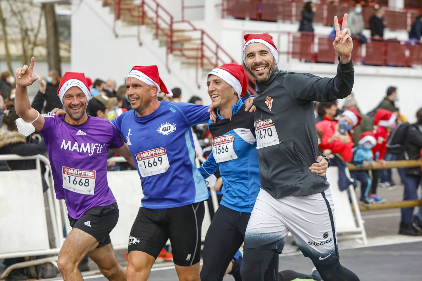 2.500 personas se han dado cita este 24 de diciembre en Gijón para participar en la Carrera Popular de Nochebuena. Beatriz Álvarez (Valencia Atletismo) y Moha Bakkali (Real Sociedad) se hicieron con el triunfo en la prueba absoluta. 