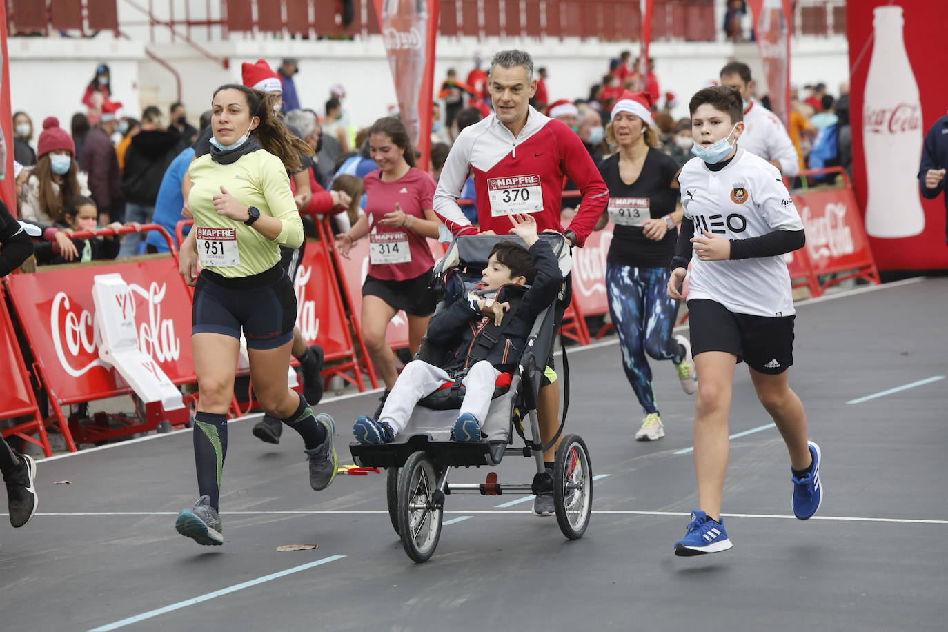 2.500 personas se han dado cita este 24 de diciembre en Gijón para participar en la Carrera Popular de Nochebuena. Beatriz Álvarez (Valencia Atletismo) y Moha Bakkali (Real Sociedad) se hicieron con el triunfo en la prueba absoluta. 