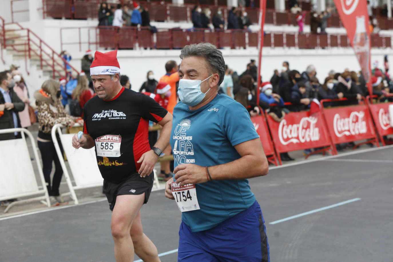 2.500 personas se han dado cita este 24 de diciembre en Gijón para participar en la Carrera Popular de Nochebuena. Beatriz Álvarez (Valencia Atletismo) y Moha Bakkali (Real Sociedad) se hicieron con el triunfo en la prueba absoluta. 