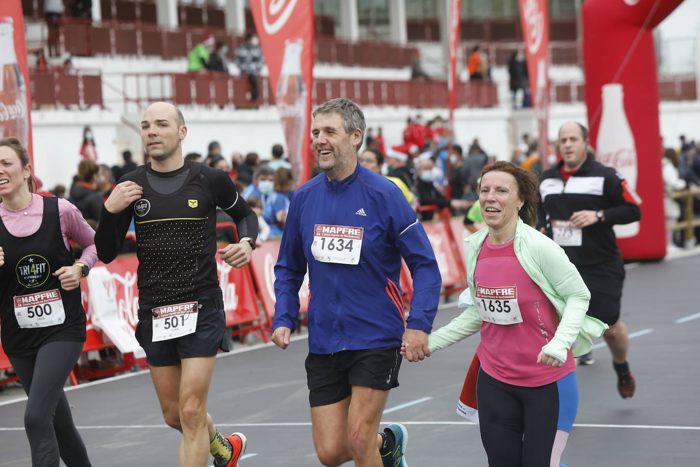 2.500 personas se han dado cita este 24 de diciembre en Gijón para participar en la Carrera Popular de Nochebuena. Beatriz Álvarez (Valencia Atletismo) y Moha Bakkali (Real Sociedad) se hicieron con el triunfo en la prueba absoluta. 