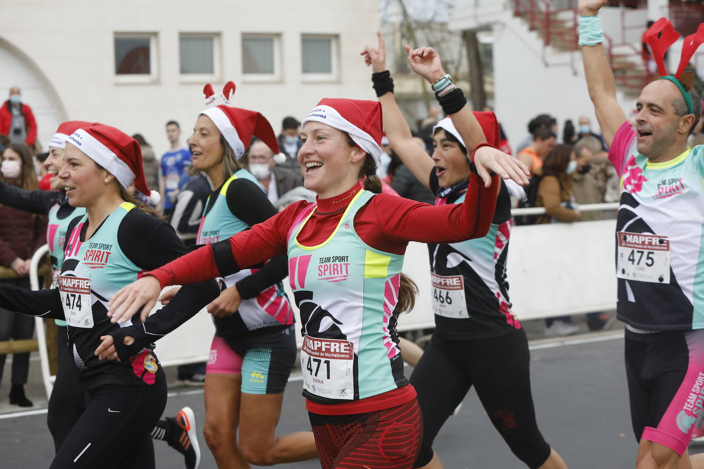 2.500 personas se han dado cita este 24 de diciembre en Gijón para participar en la Carrera Popular de Nochebuena. Beatriz Álvarez (Valencia Atletismo) y Moha Bakkali (Real Sociedad) se hicieron con el triunfo en la prueba absoluta. 